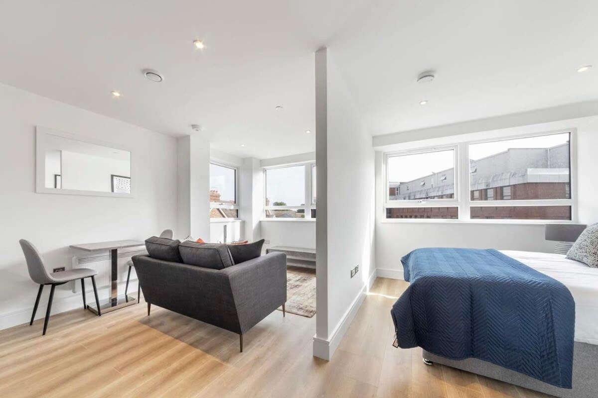 Bright Contemporary Studio In 이스트그린스테드 외부 사진
