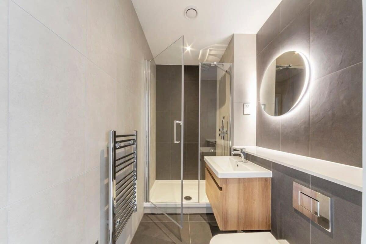 Bright Contemporary Studio In 이스트그린스테드 외부 사진